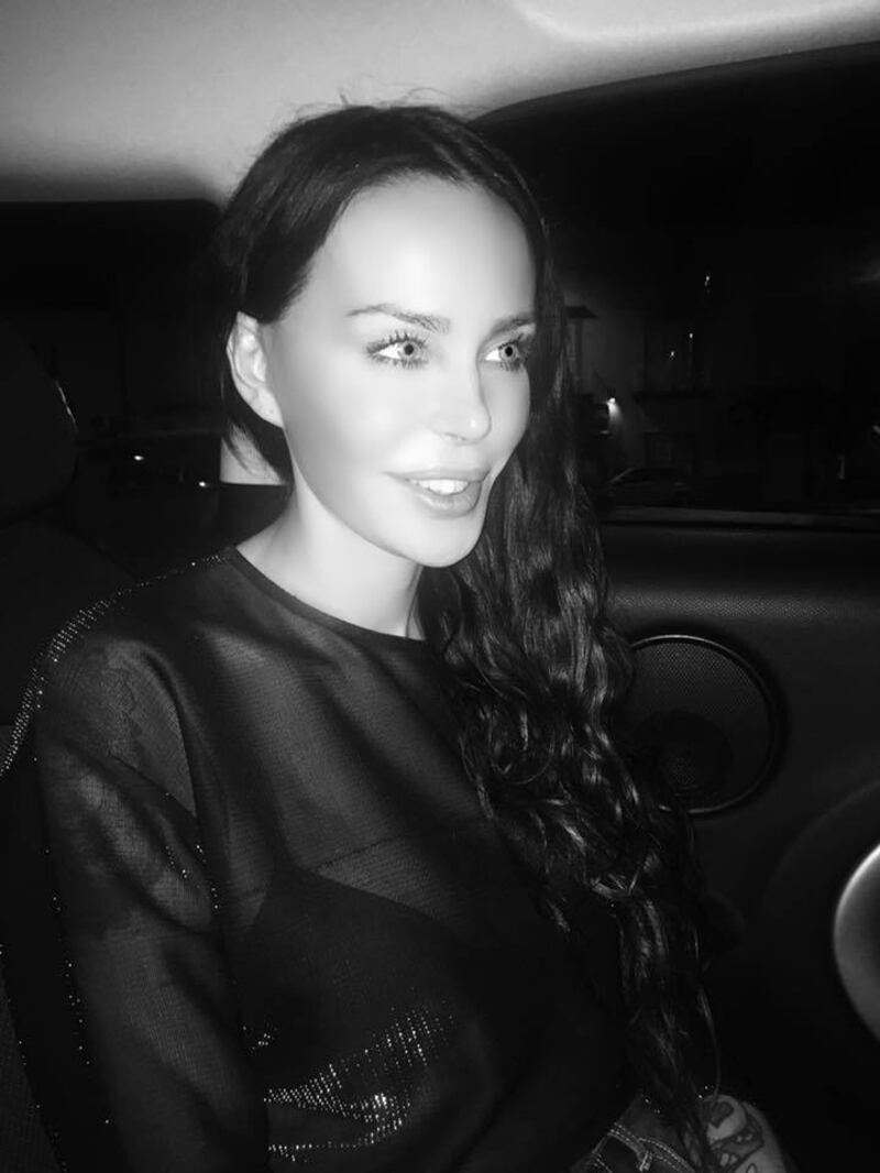Nina Moric sexy su Facebook 8