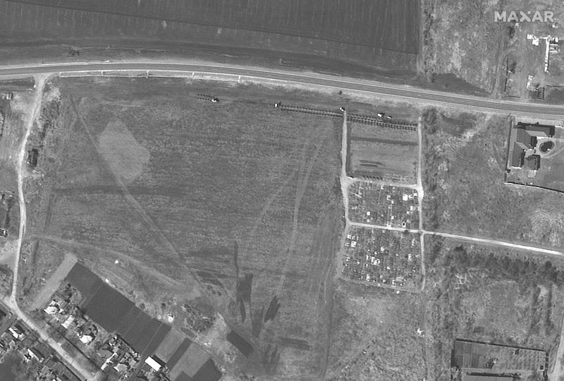 Le immagini satellitari delle fosse comuni di Mariupol  3