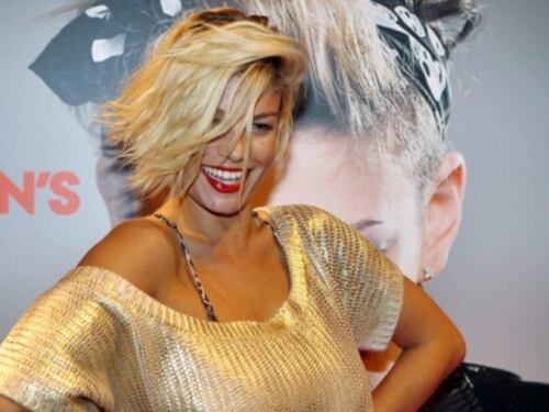 Emma Marrone e Fabio Borriello a Capri, giochi e tenerezze sulla spiaggia