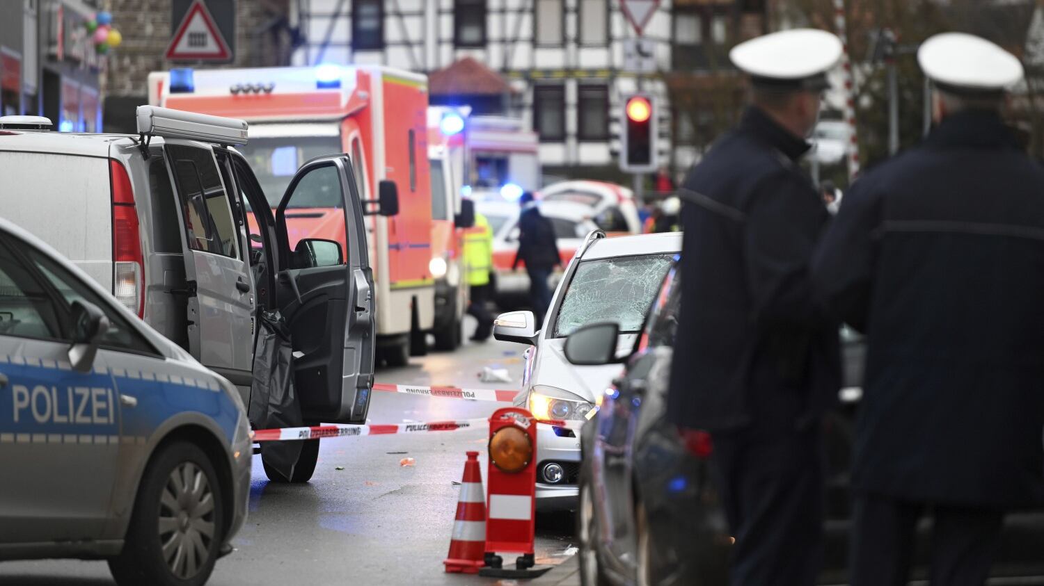 Carnevale, auto sulla sfilata. "Atto volontario": trenta feriti
