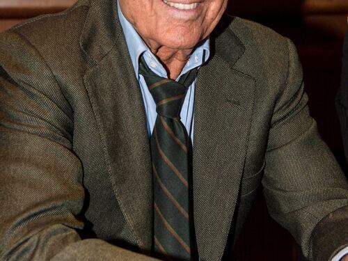Il malore poi la caduta. Lando Buzzanca è in ospedale. La compagna: "Non me lo fanno vedere"