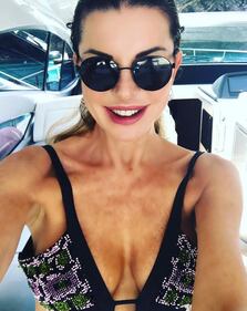 Alba Parietti sexy in spiaggia 9