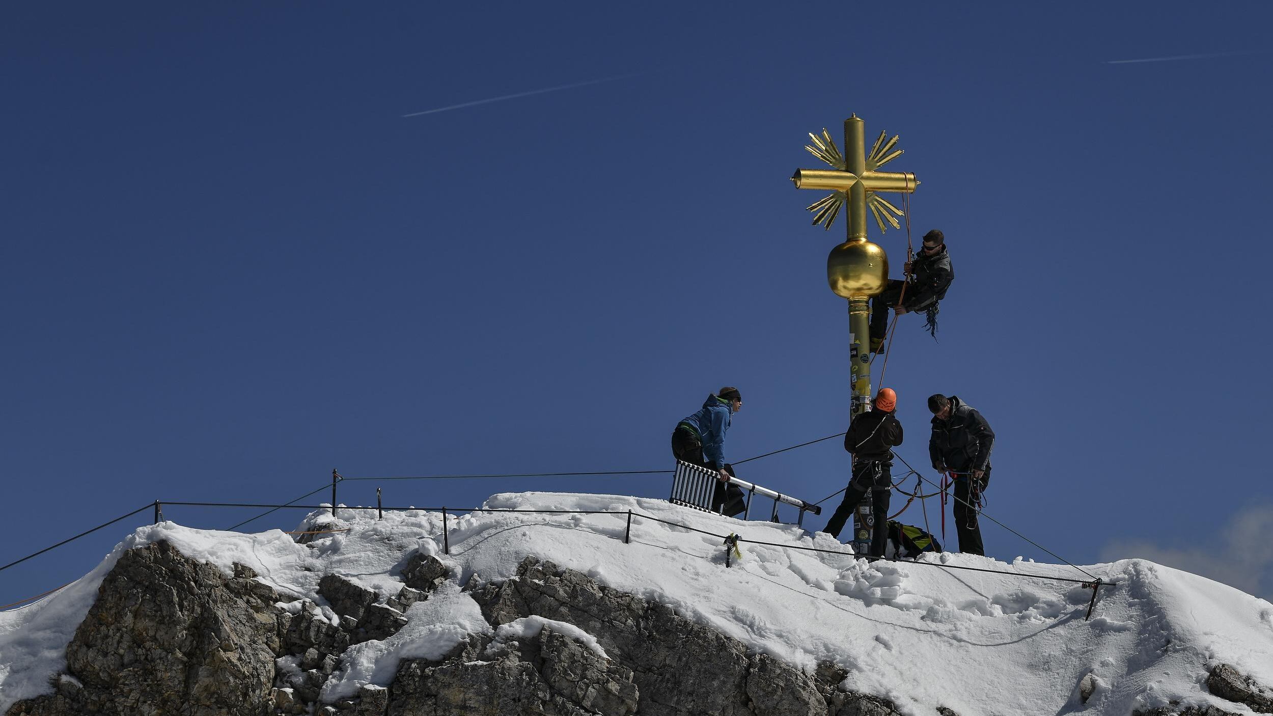 Il Cai e le croci in vetta alle montagne. Vittoria del centrodestra