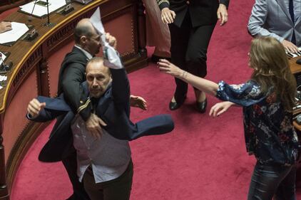 Ius soli, la Lega occupa i banchi del governo: è bagarre 3