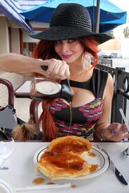 Phoebe Price sexy mangia i pancake 9