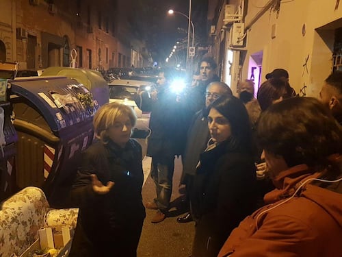 E la Raggi sbuca dal cassonetto: "Lei cosa sta buttando?"