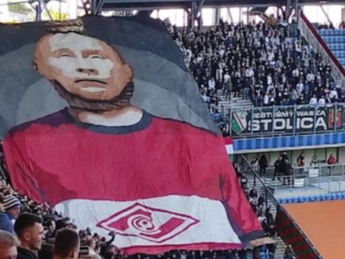 Putin col cappio al collo: bufera sullo striscione allo stadio