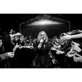 Durante il tour a Belfast, Adel fa visita ad una fan malata 6