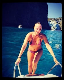 Camila Raznovich: topless sexy in barca 9