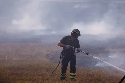 Le immagini dell'incendio scoppiato tra Monte Carnevale e Maccarese, nei pressi dell'aeroporto 5