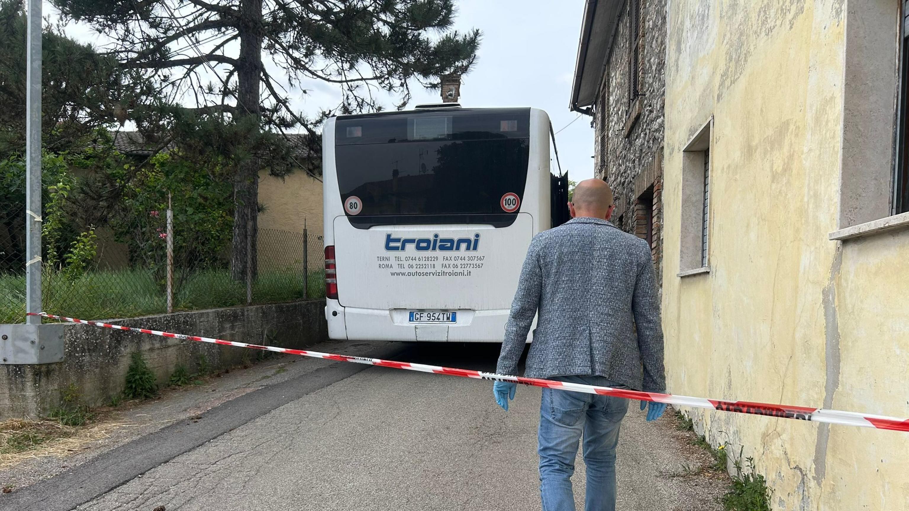 Terni, donna aggredita a martellate dal marito sul bus: è in pericolo di vita. Caccia all'uomo