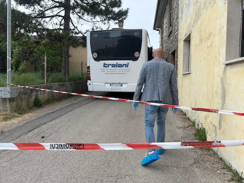 Terni, donna aggredita a martellate dal marito sul bus: è in pericolo di vita. Caccia all'uomo