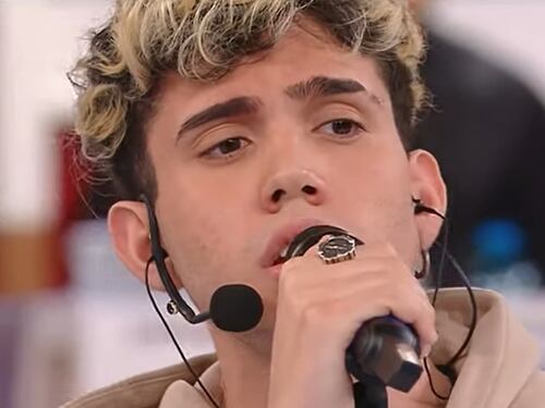 "Arrogante, snobba i fan". Aka7even nella bufera