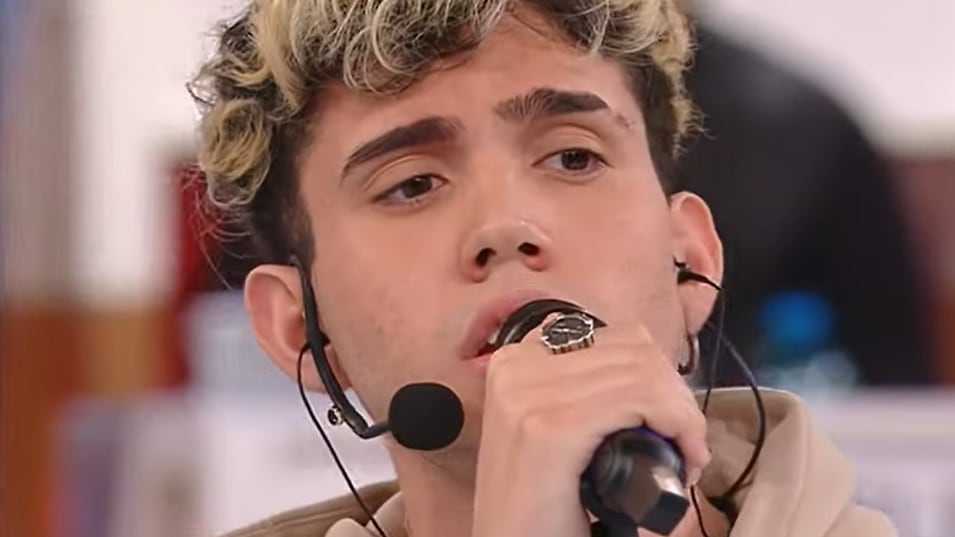 "Arrogante, snobba i fan". Aka7even nella bufera