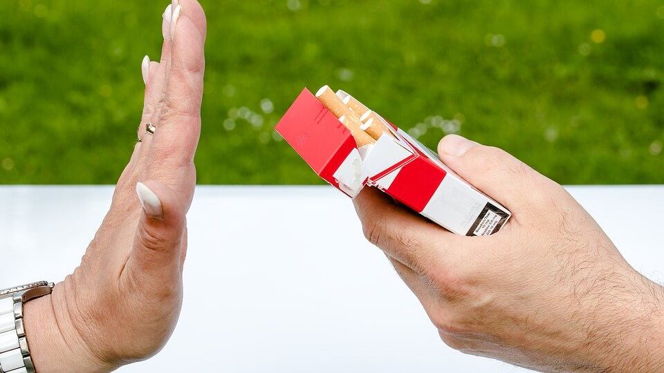 L'Oms: “Chi fuma ha una prognosi decisamente peggiore”