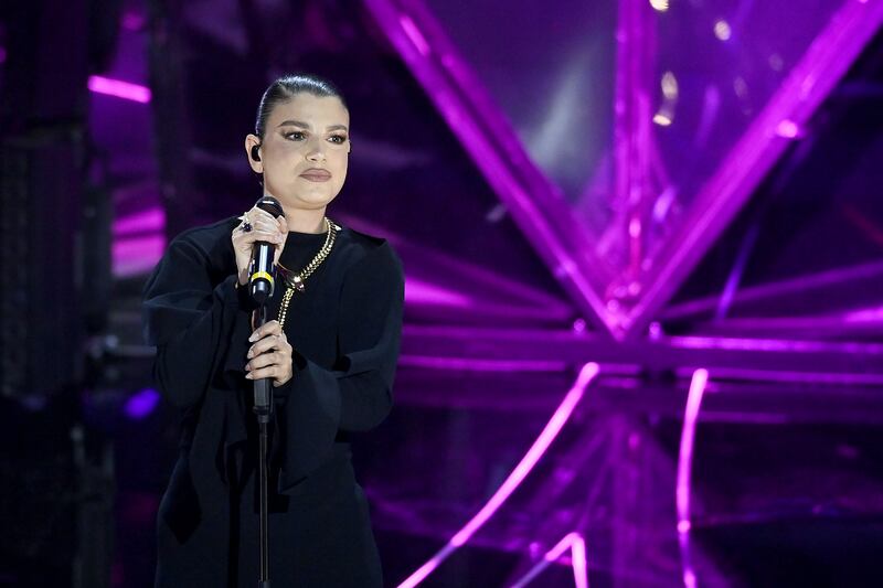 Sanremo 2024: ecco il look della seconda serata del Festival di Emma 5