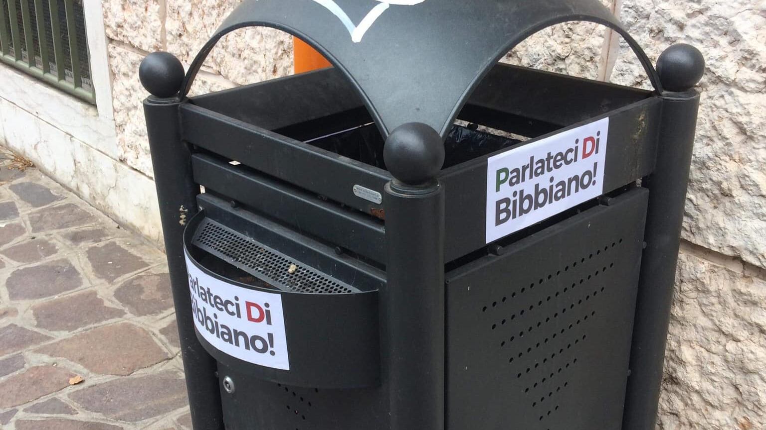 "Parlateci di Bibbiano". Ma il sindaco dem fa rimuovere gli adesivi