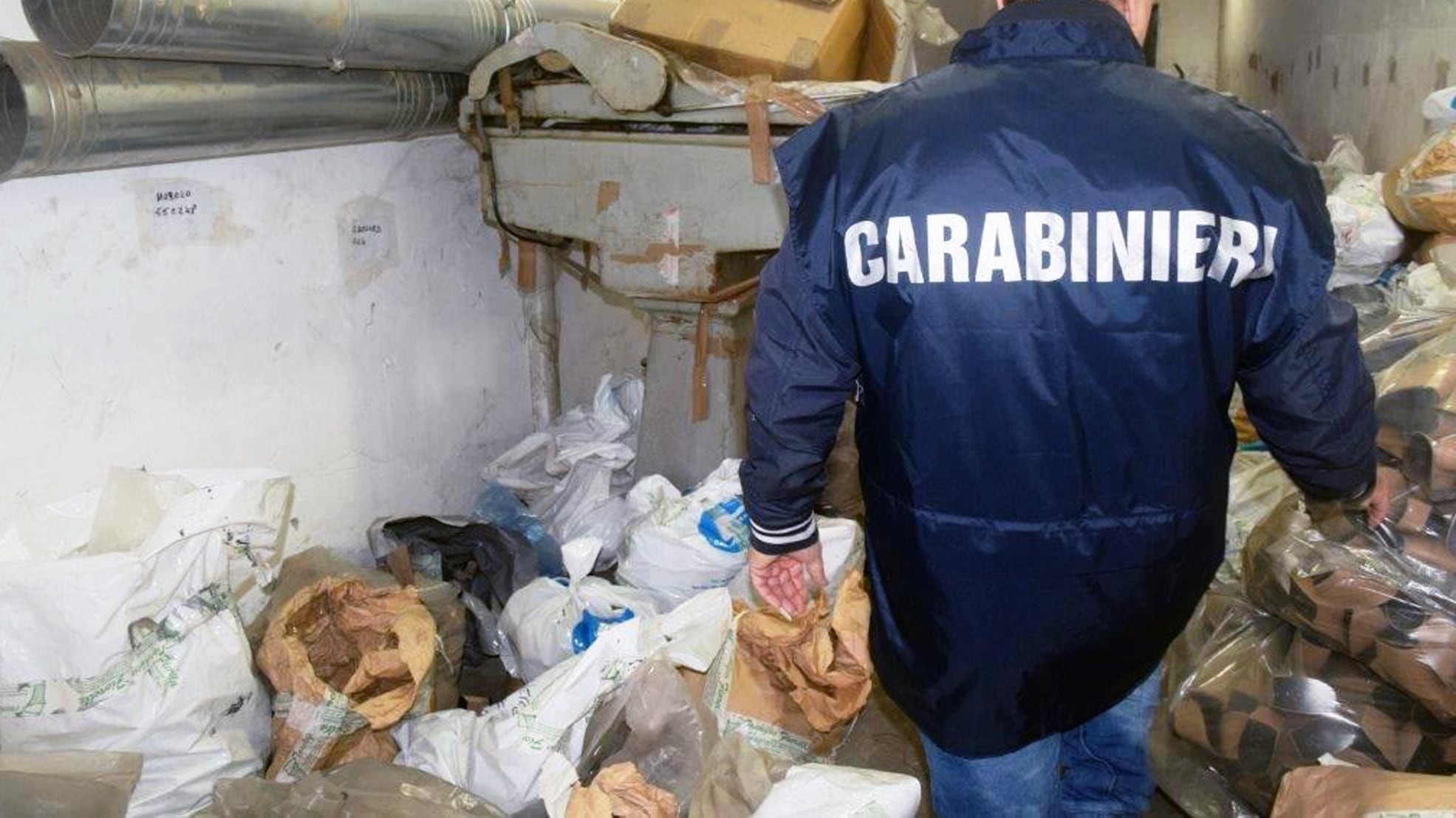 Blitz dei carabinieri: scoperta la fabbrica "fantasma"