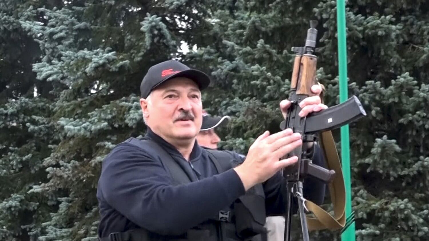 Lukashenko e la foto col kalashnikov. Ora teme di fare la fine di Ceausescu