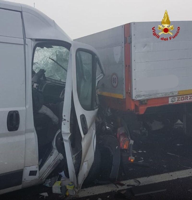 Doppio incidente in A22 e A1, 1 morto e 25 feriti: le immagini dei vigili del fuoco 2