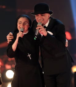 Suor Cristina con il suo coach J-Ax durante la finale di The Voice of Italy