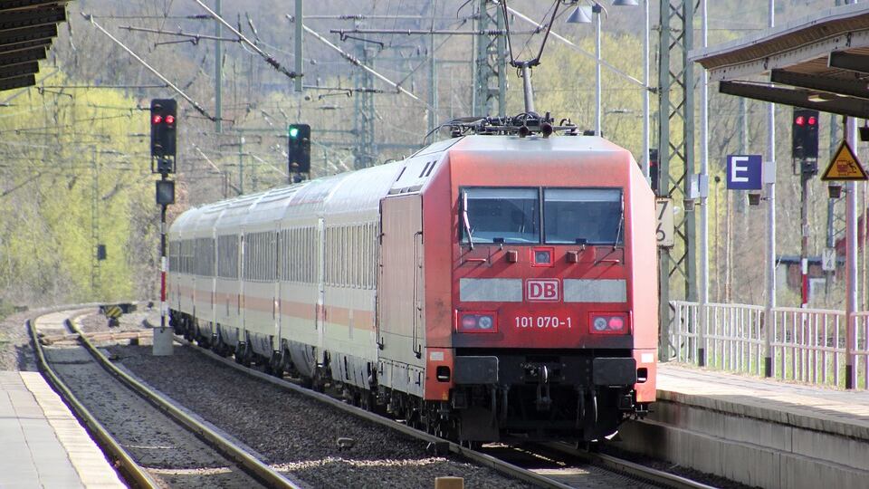 Germania, treni sempre in ritardo. E ora il Fmi attacca Merkel