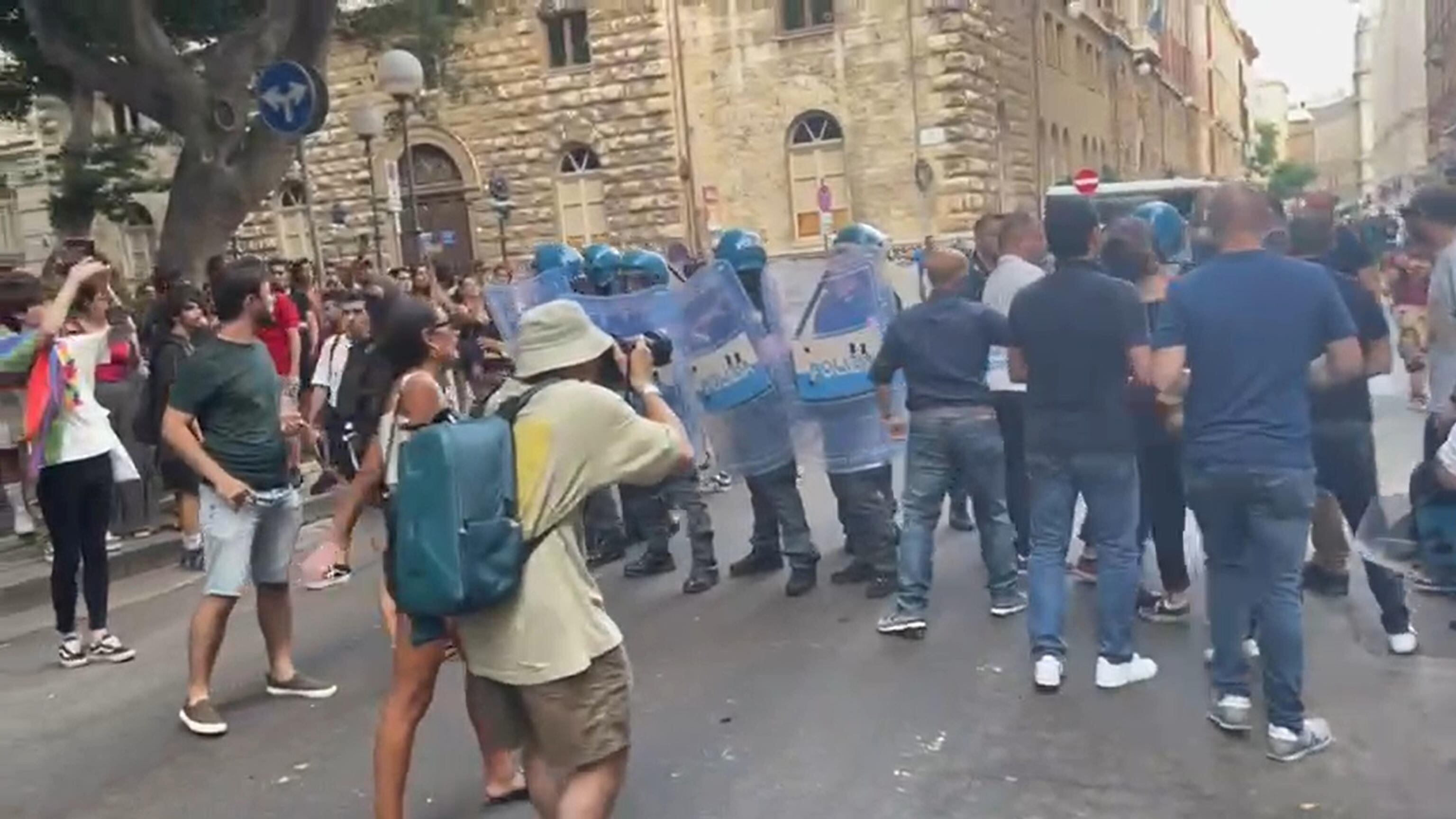 Caos al comizio della Meloni. Ora indaga pure la Digos