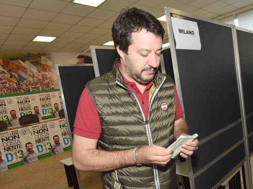 "I migranti pagano la pensione alla mamma di Matteo Salvini"