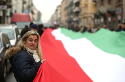 Fratelli d'Italia con tricolore di 500 metri in via Padova  5