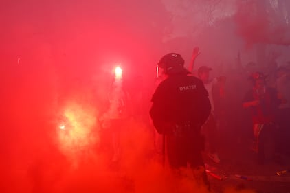 Barcellona, la svista dei tifosi: si scagliano contro il pullman ma non è quello del Psg 3