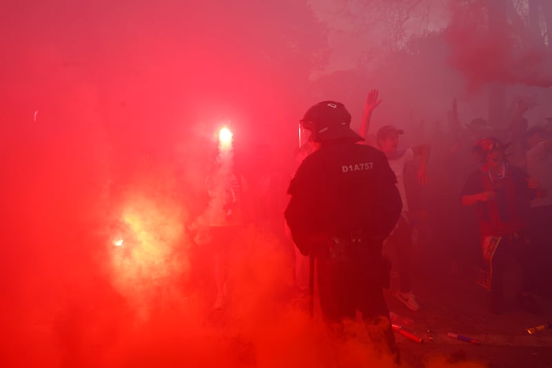 Barcellona, la svista dei tifosi: si scagliano contro il pullman ma non è quello del Psg 3
