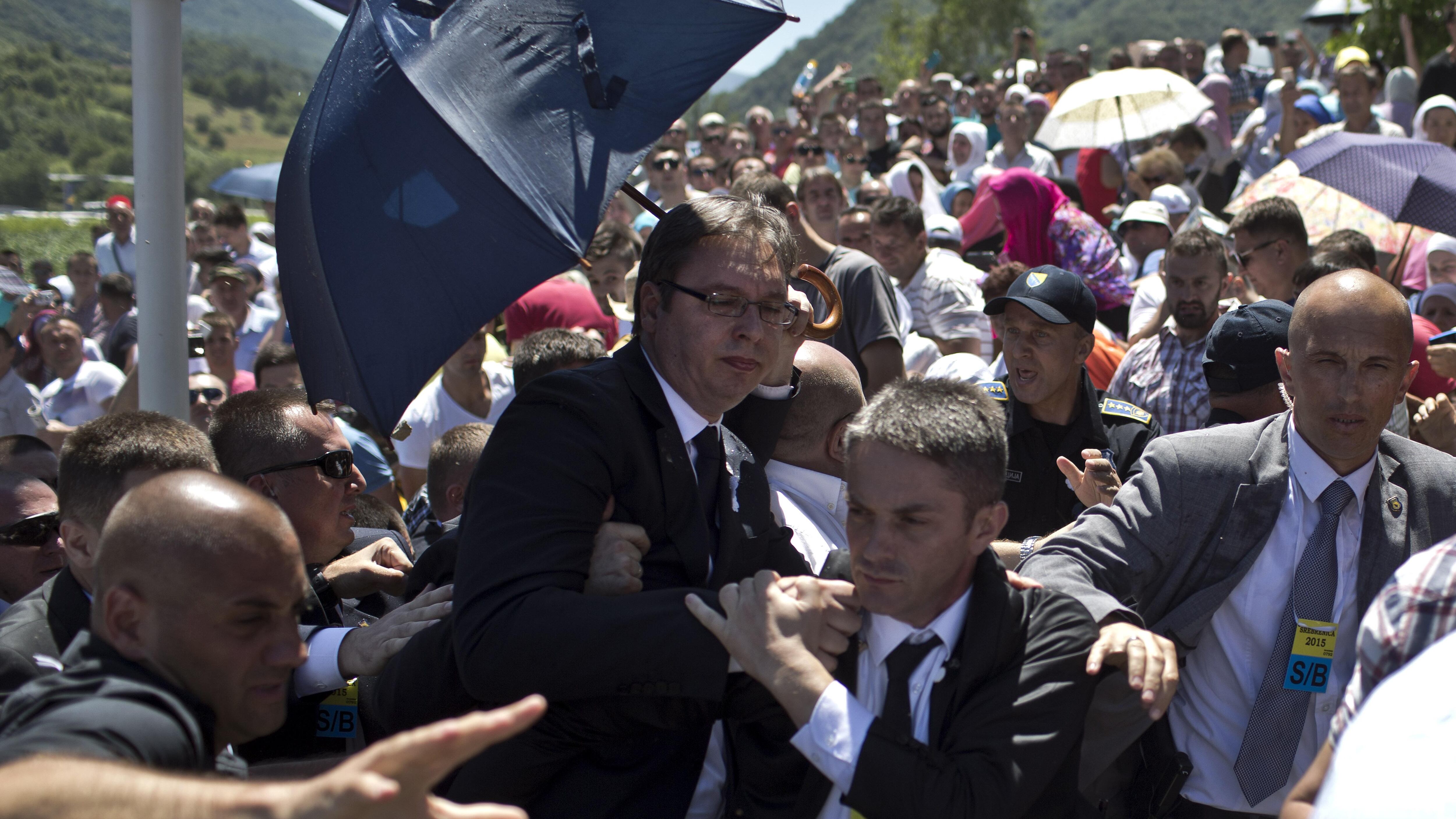 Srebrenica, vent'anni di odio. Sassi contro il premier serbo