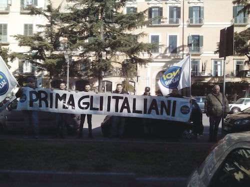 Incatenati davanti alla Prefettura per dire "no" ai migranti