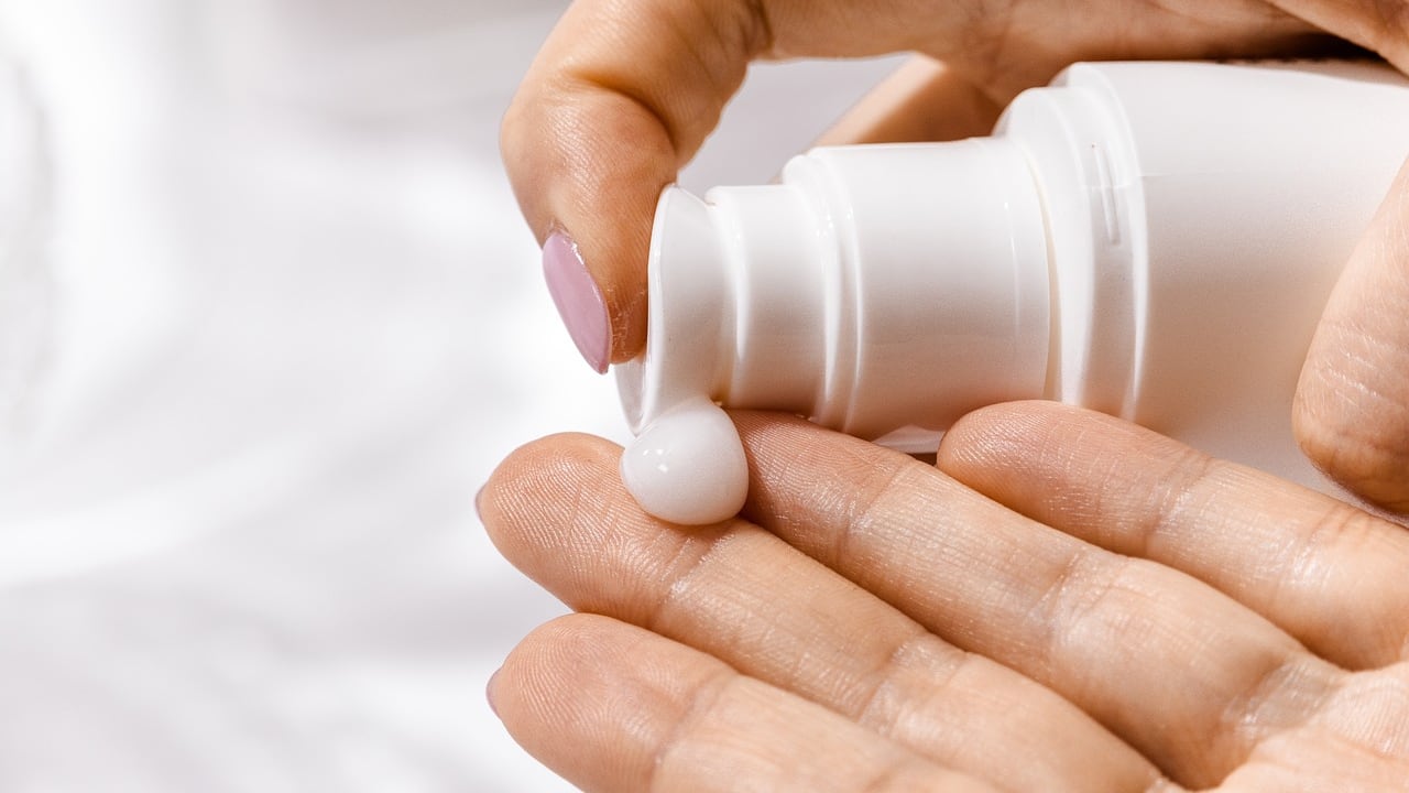 Tutti i segreti della crema solare: come applicarla, quale usare e come ci protegge