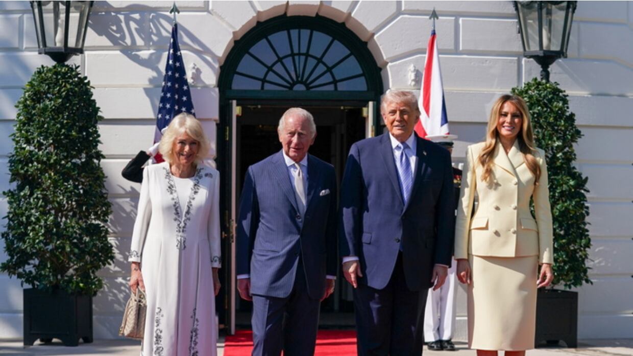 Gesto fuori copione alla Casa Bianca: Trump rompe il protocollo con Re Carlo. Cos'ha fatto