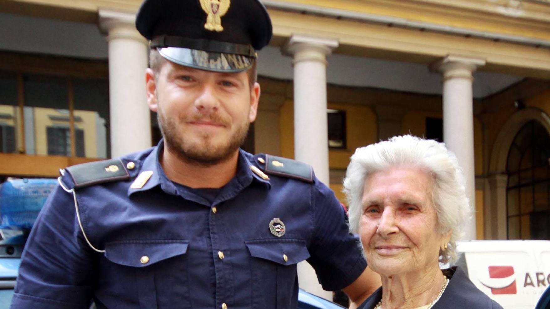 La polizia le recupera la borsa e lei va a ringraziare gli agenti