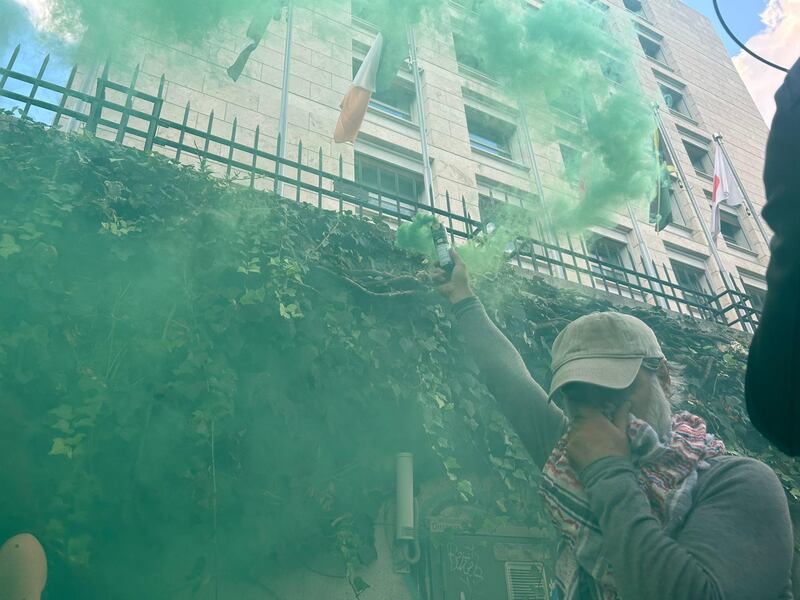 Manifestanti pro Palestina tolgono la bandiera di Israele dal palazzo della Fao 2
