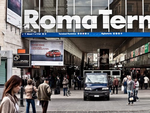 Roma, paura in stazione Termini: 69enne somala tenta di rapire un bambino e aggredisce la polizia
