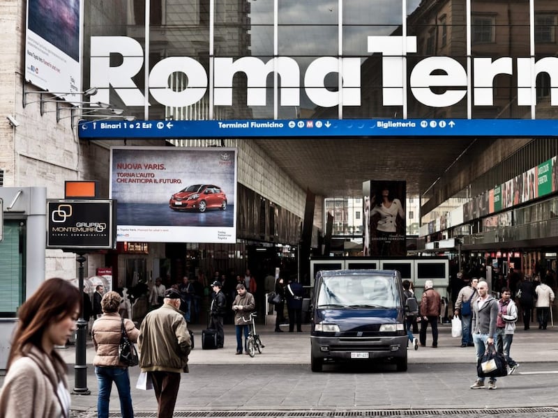 Roma, paura in stazione Termini: 69enne somala tenta di rapire un bambino e aggredisce la polizia