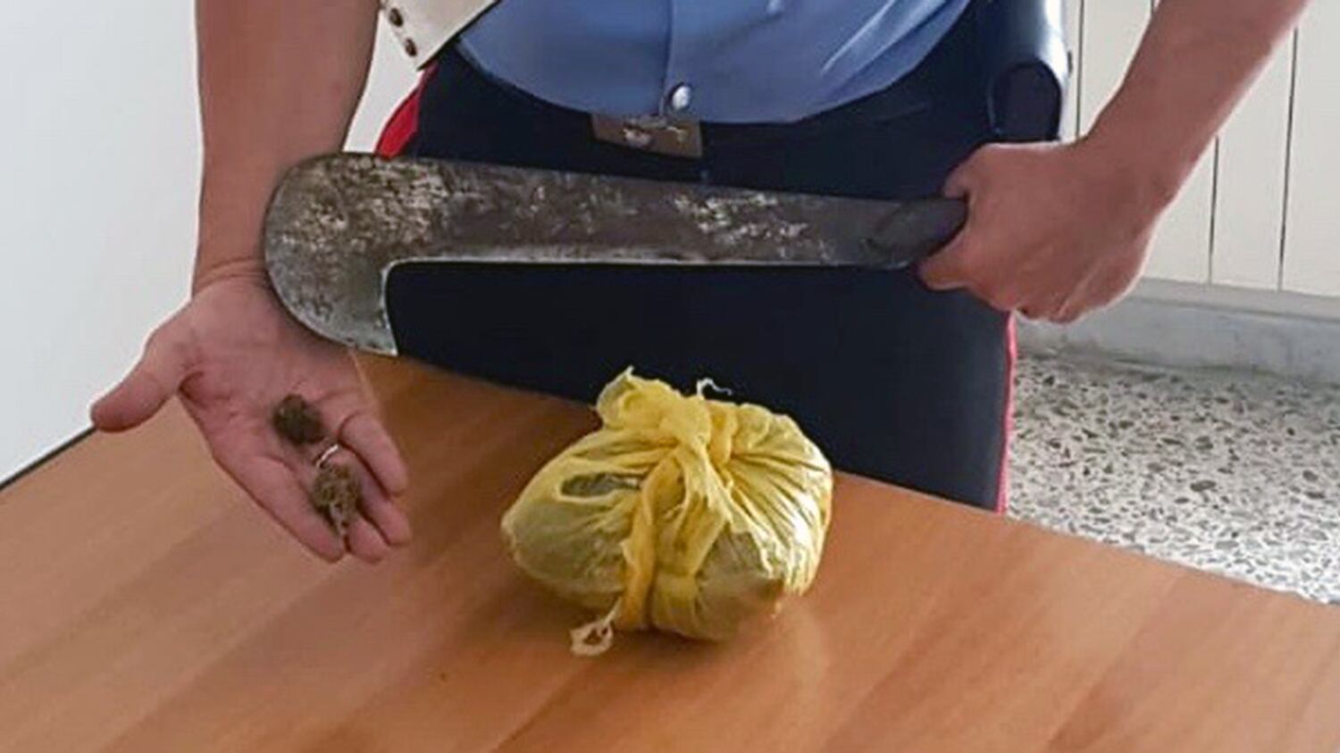 In auto con una roncola e la droga: arrestato