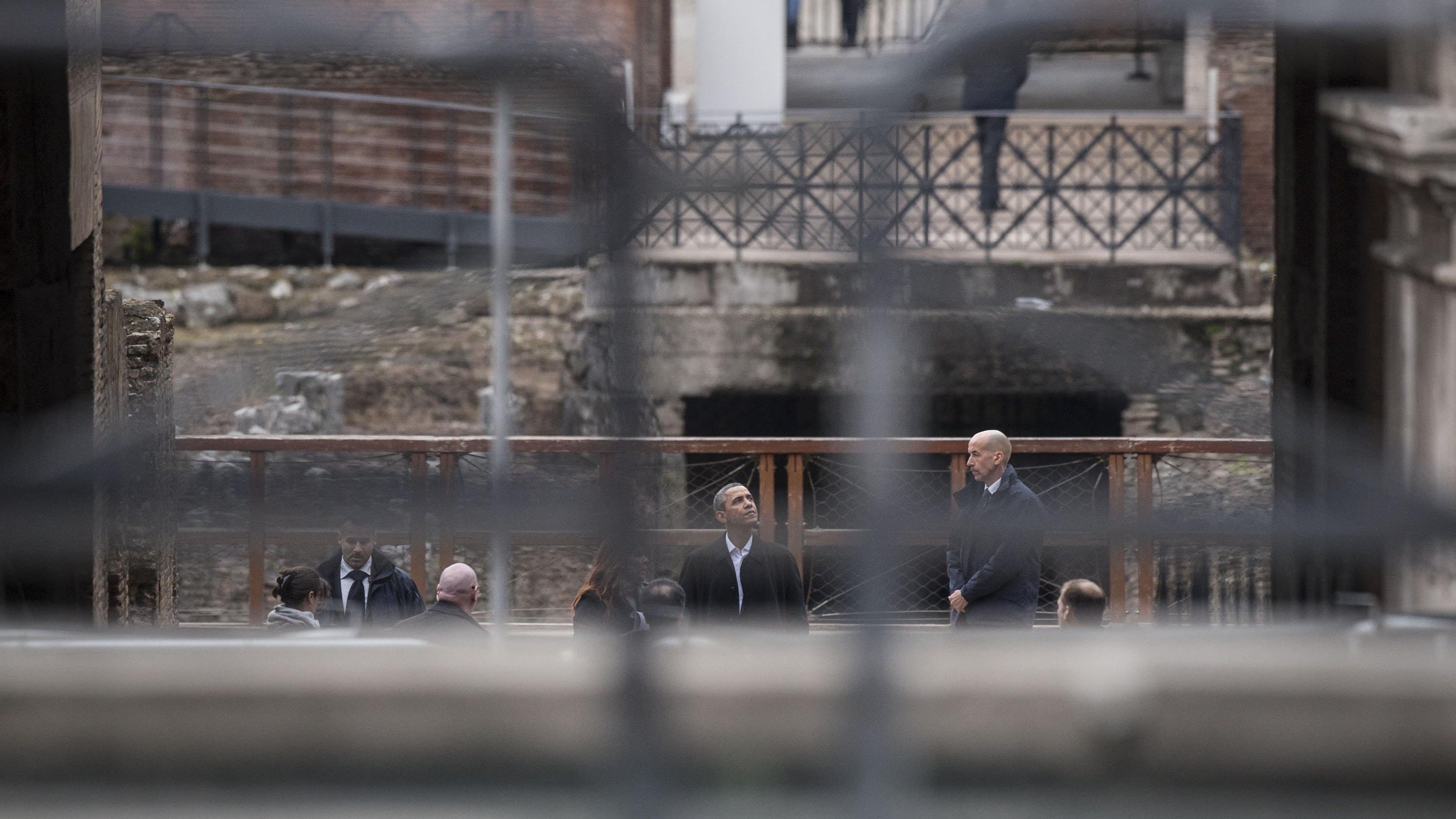 Obama visita il Colosseo "ripulito" dai centurioni