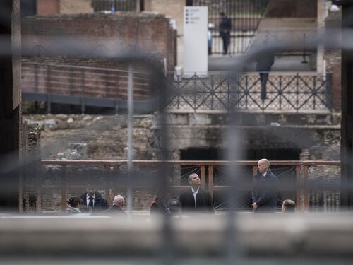 Obama visita il Colosseo "ripulito" dai centurioni