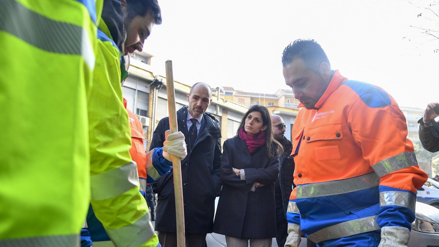 Dopo i detenuti a tappare le buche arrivano anche ex tossici e migranti