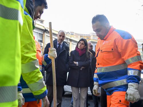 Dopo i detenuti a tappare le buche arrivano anche ex tossici e migranti