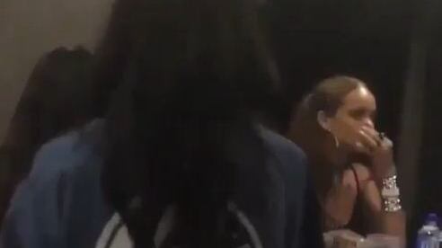 Rihanna nella bufera: in un video sniffa coca?