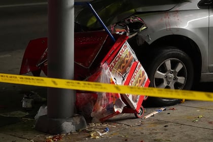 Auto sulla folla a Los Angeles 1