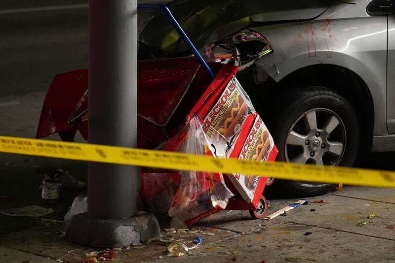Auto sulla folla a Los Angeles 1