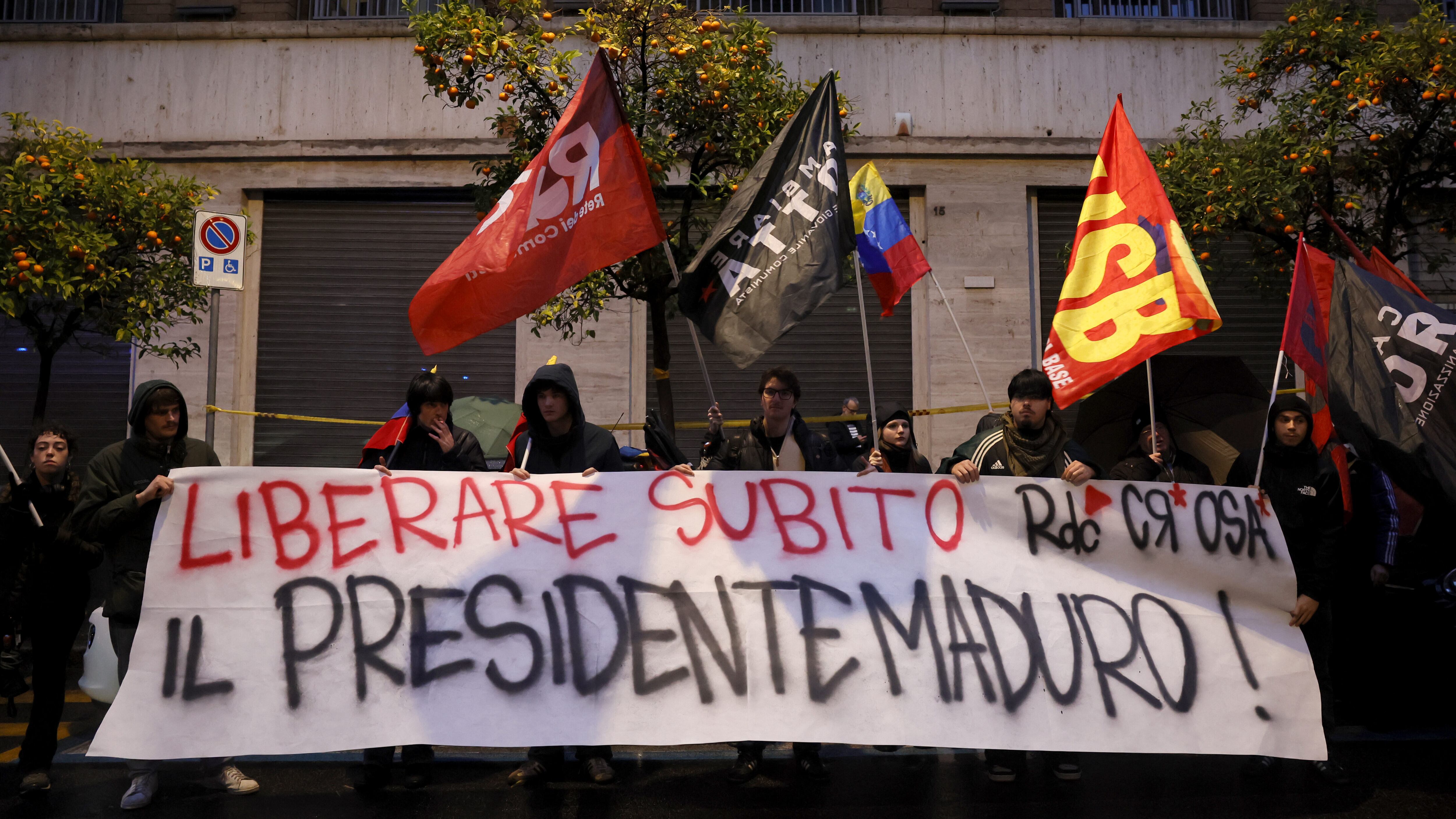 La piazza cambia cartello: da pro Pal a pro Mad