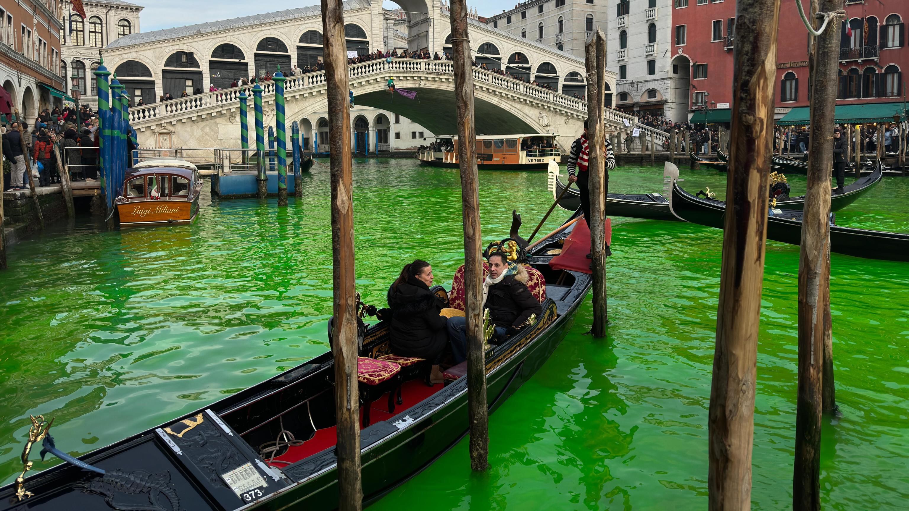 Il blitz gretino al Canal Grande: 28 eco-vandali portati in Questura