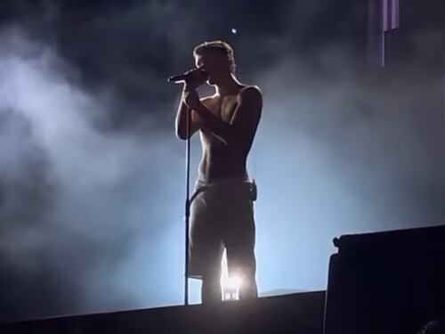 Malori e guasti tecnici al concerto di Blanco. E il cantante si scusa